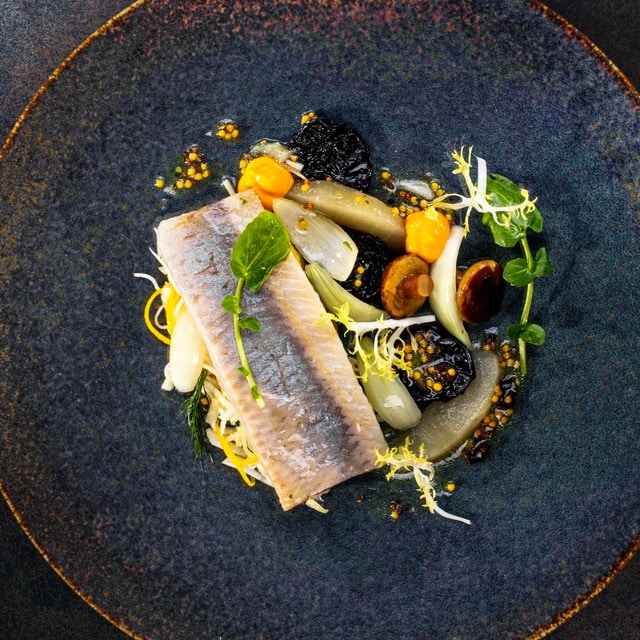 Śledzie solone/ marynowane grzyby/ śliwka/ gruszka z octu